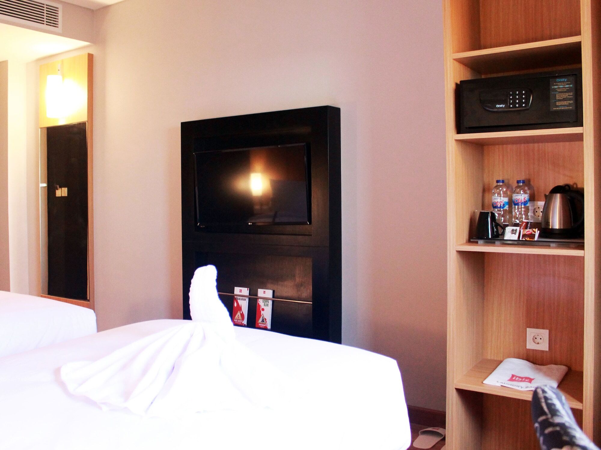 Ibis Pontianak City Center Exterior foto